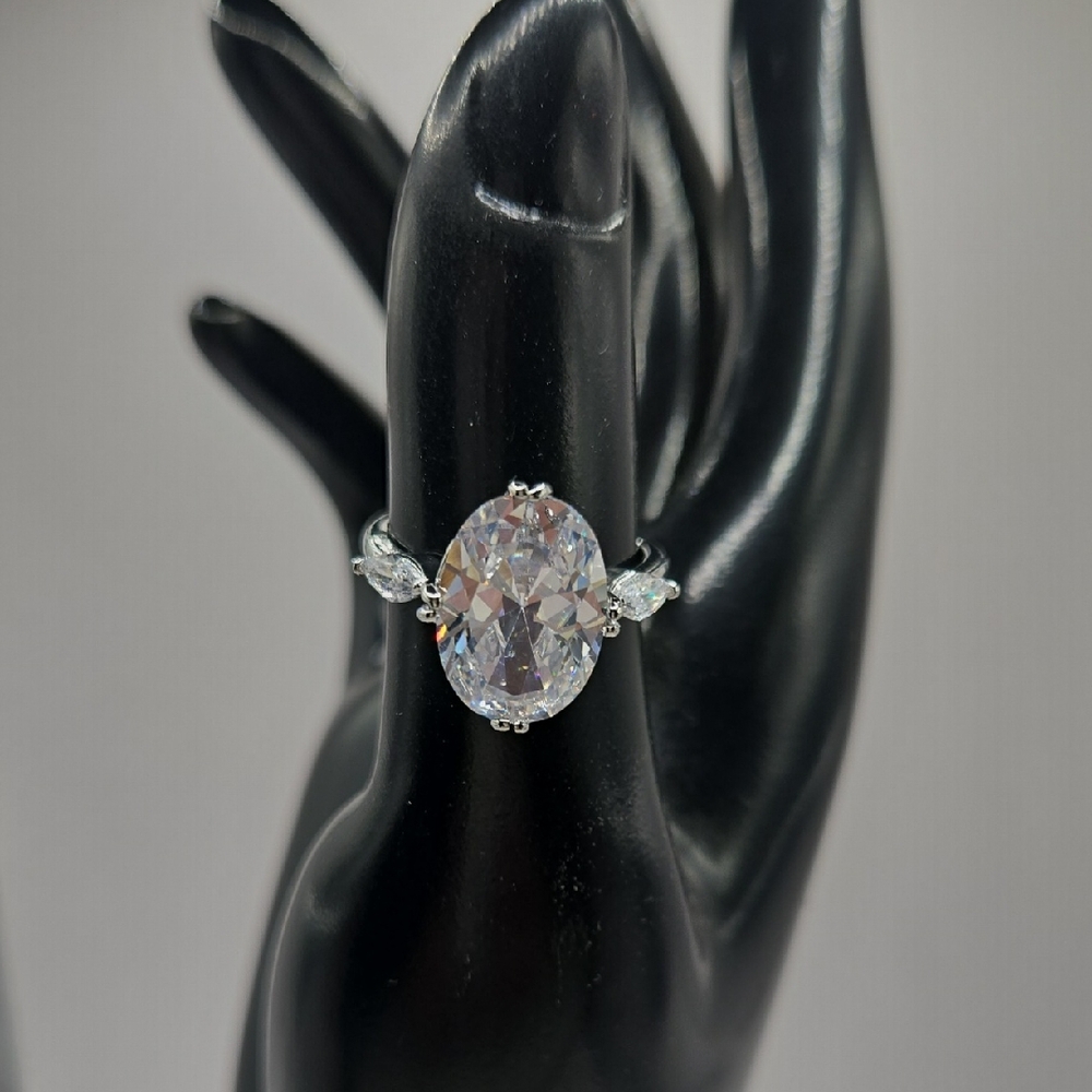 NWOT Bling Jewelry Silver Oval-Cut Ring